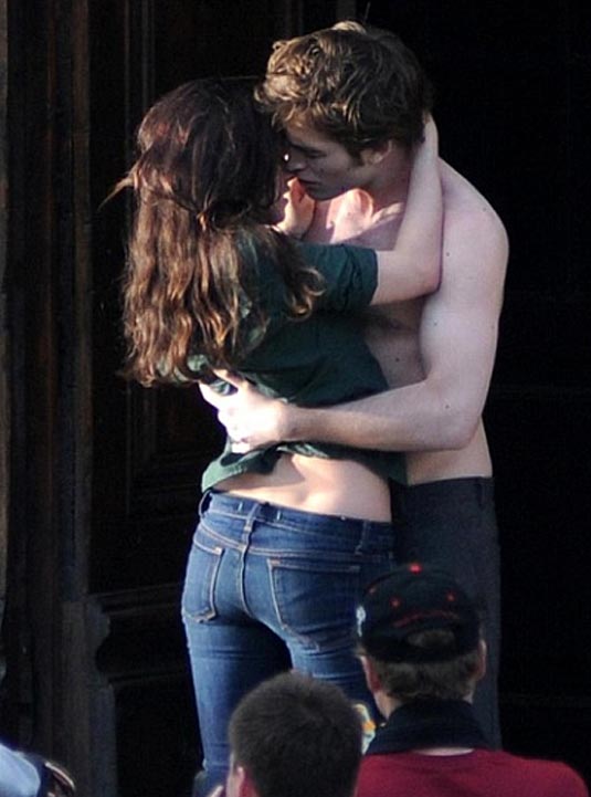 kristen stewart and robert pattinson kissing in real life. Robert Pattinson and Kristen