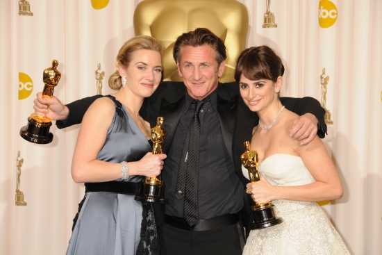 penelope cruz oscar 2010. Penelope Cruz, Kate Winslet, Sean Penn Present Oscars 2010