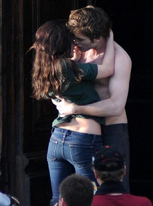 Pattinson and Stewart Share First Kiss in ‘New Moon’ 