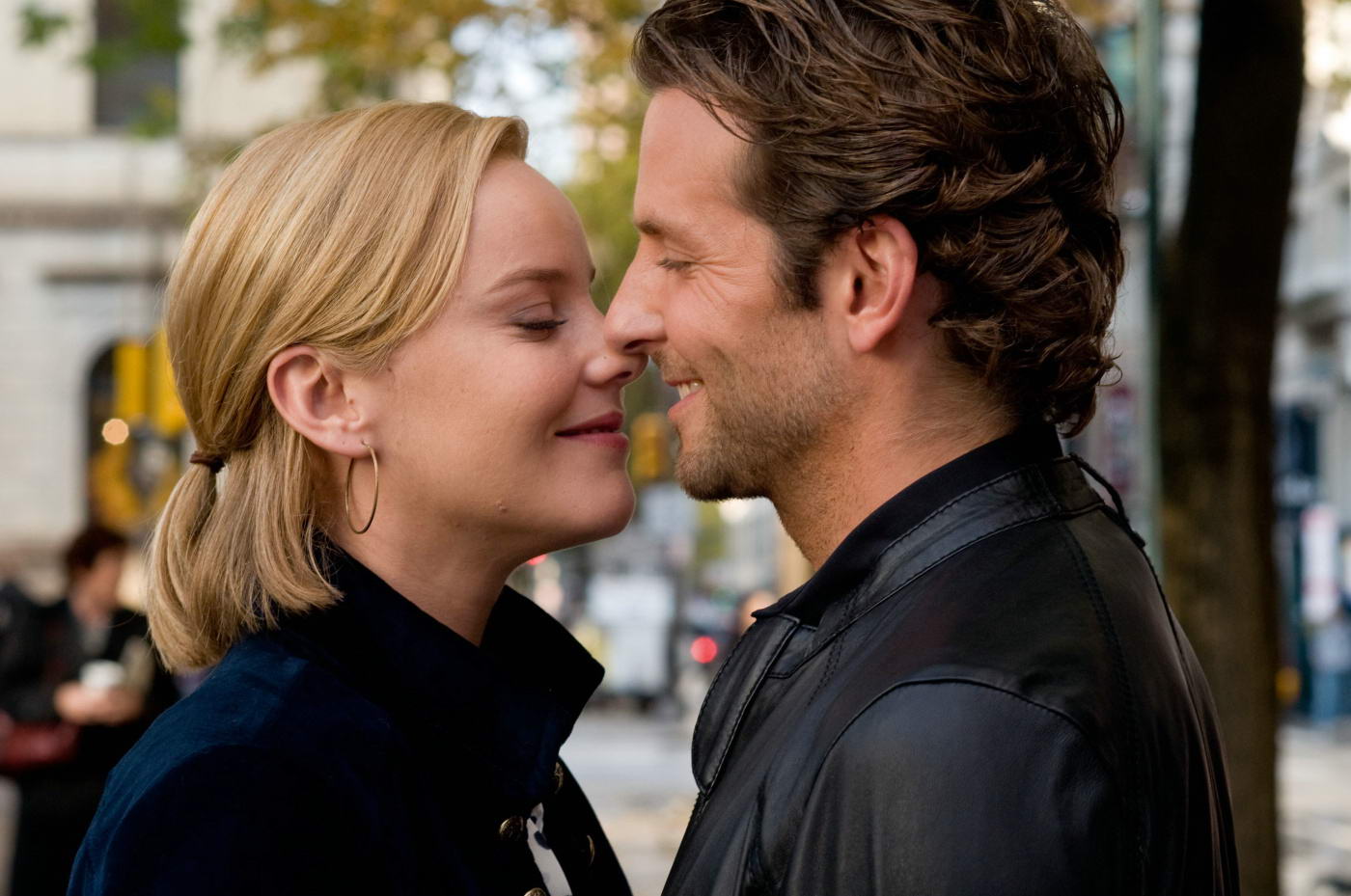 Abbie Cornish as Lindy and Bradley Cooper as Eddie Morra in Limitless