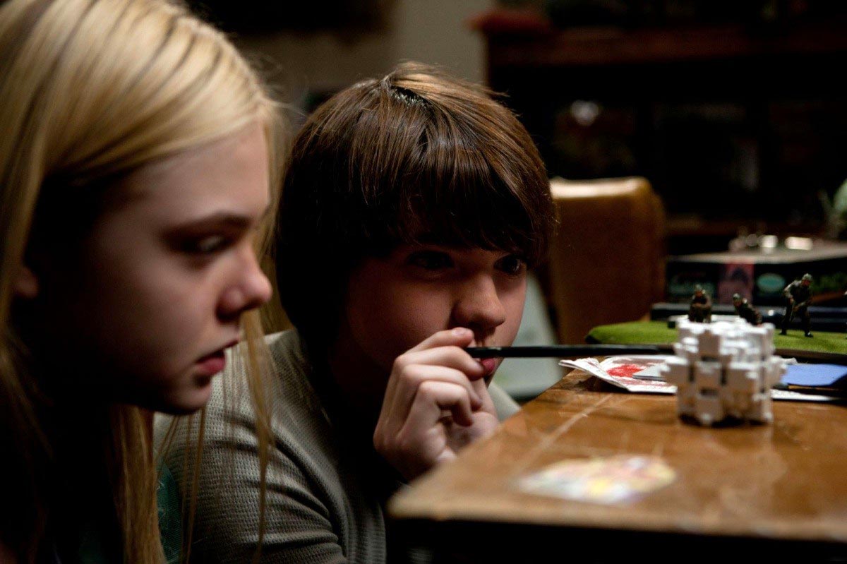 Elle Fanning and Joel Courtney in Super 8