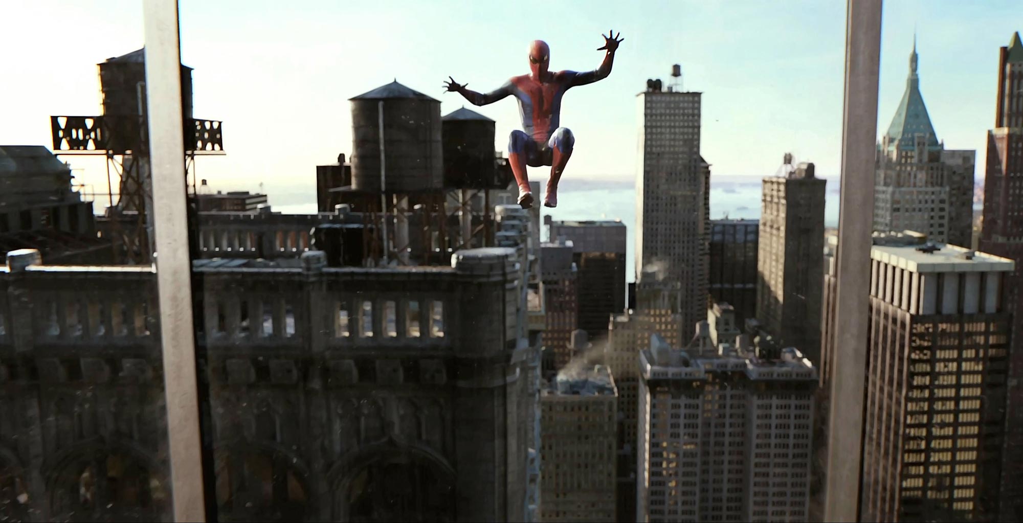 Название sophie rain spider man video original. Эндрю Гарфилд на небоскребе. Человек паук Эндрю на небоскребе. Человек паук на небоскребе. Удивительный человек-паук 2012.