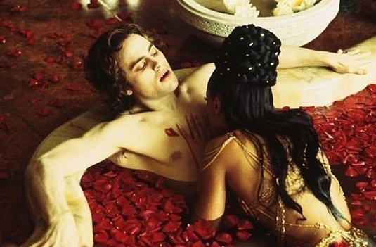 Stuart Townsend and Aaliyah in Queen of the Damned