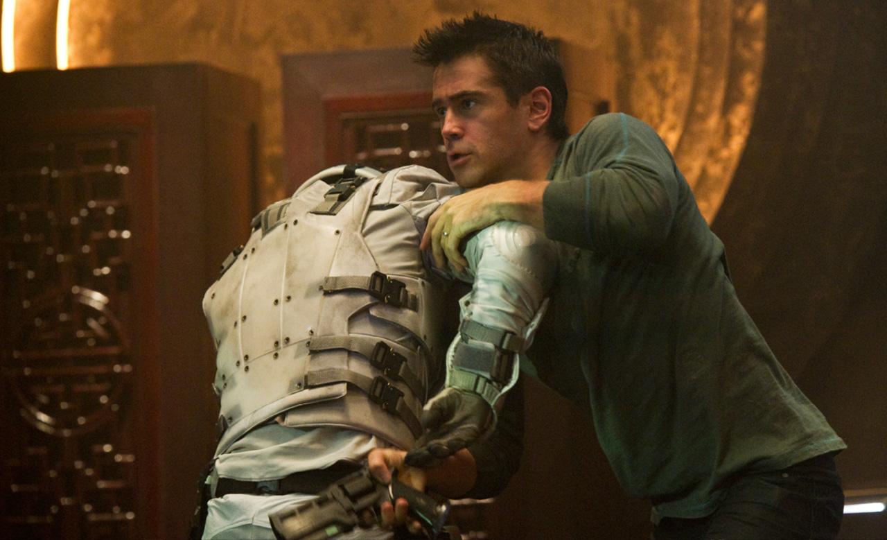 TotalRecall_ColinFarrell_GrabsAGun