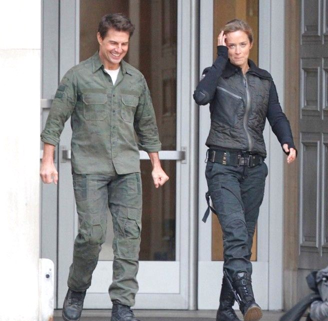 ALL YOU NEED IS KILL Tom Cruise and Emily Blunt Image 01