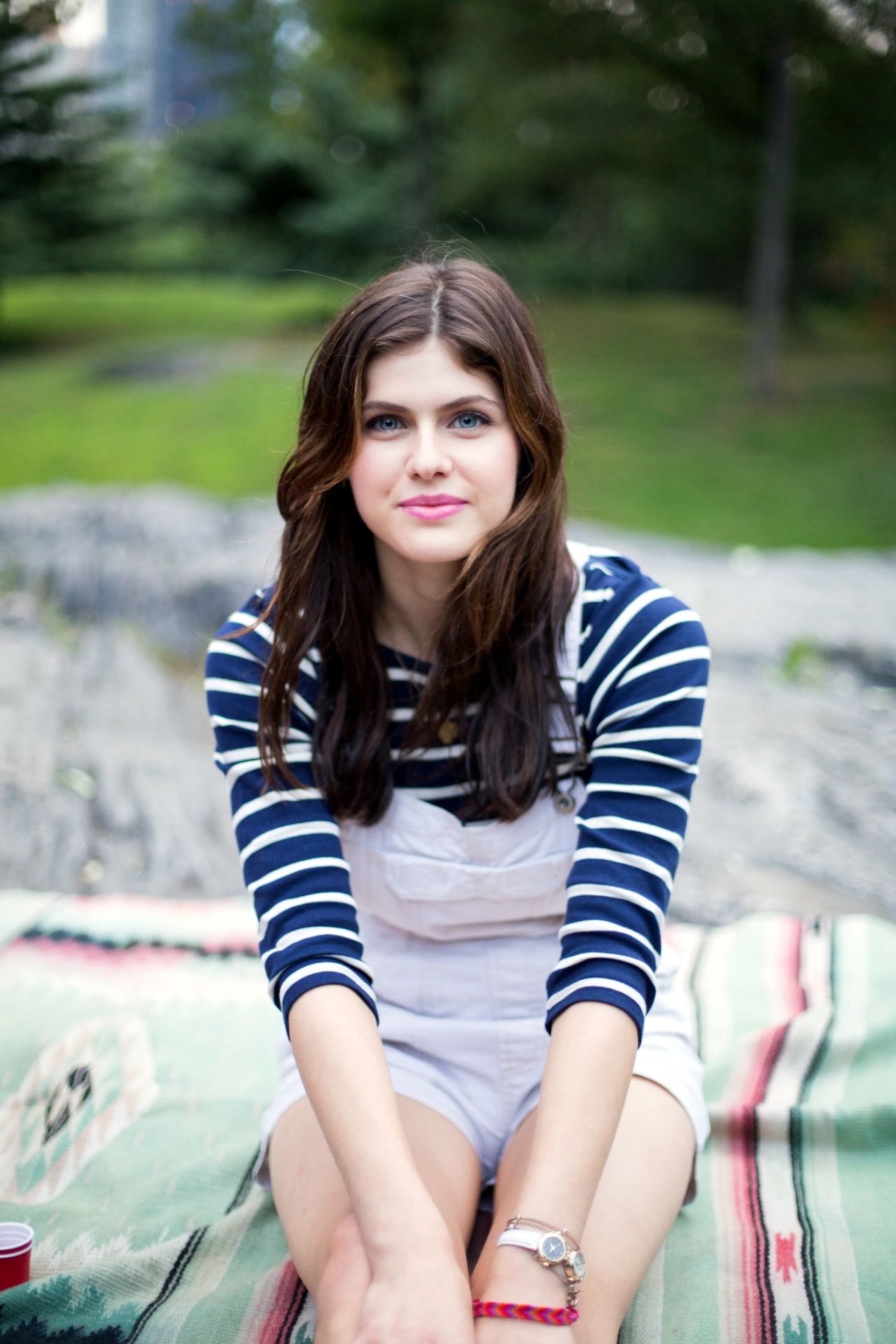 Dans sa chambre d'hôpital Unreachable-by-conventional-means-photos-alexandra-daddario_1