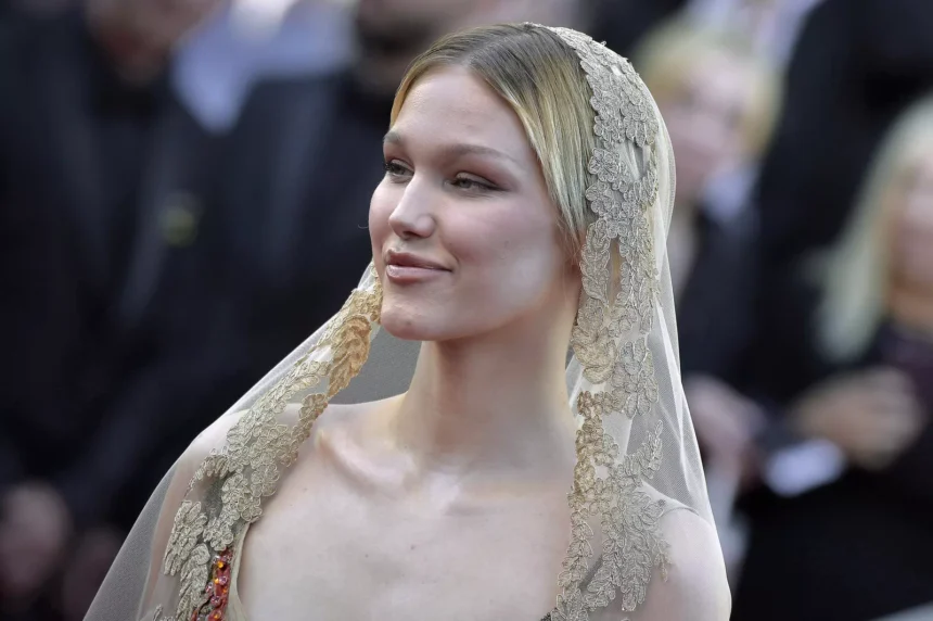 Megalopolis Red Carpet Cannes - Grace VanderWaal