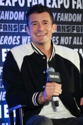 Orlando Bloom speaking at Fan Expo Chicago