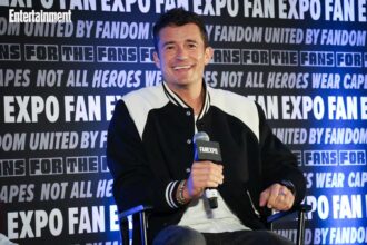 Orlando Bloom speaking at Fan Expo Chicago