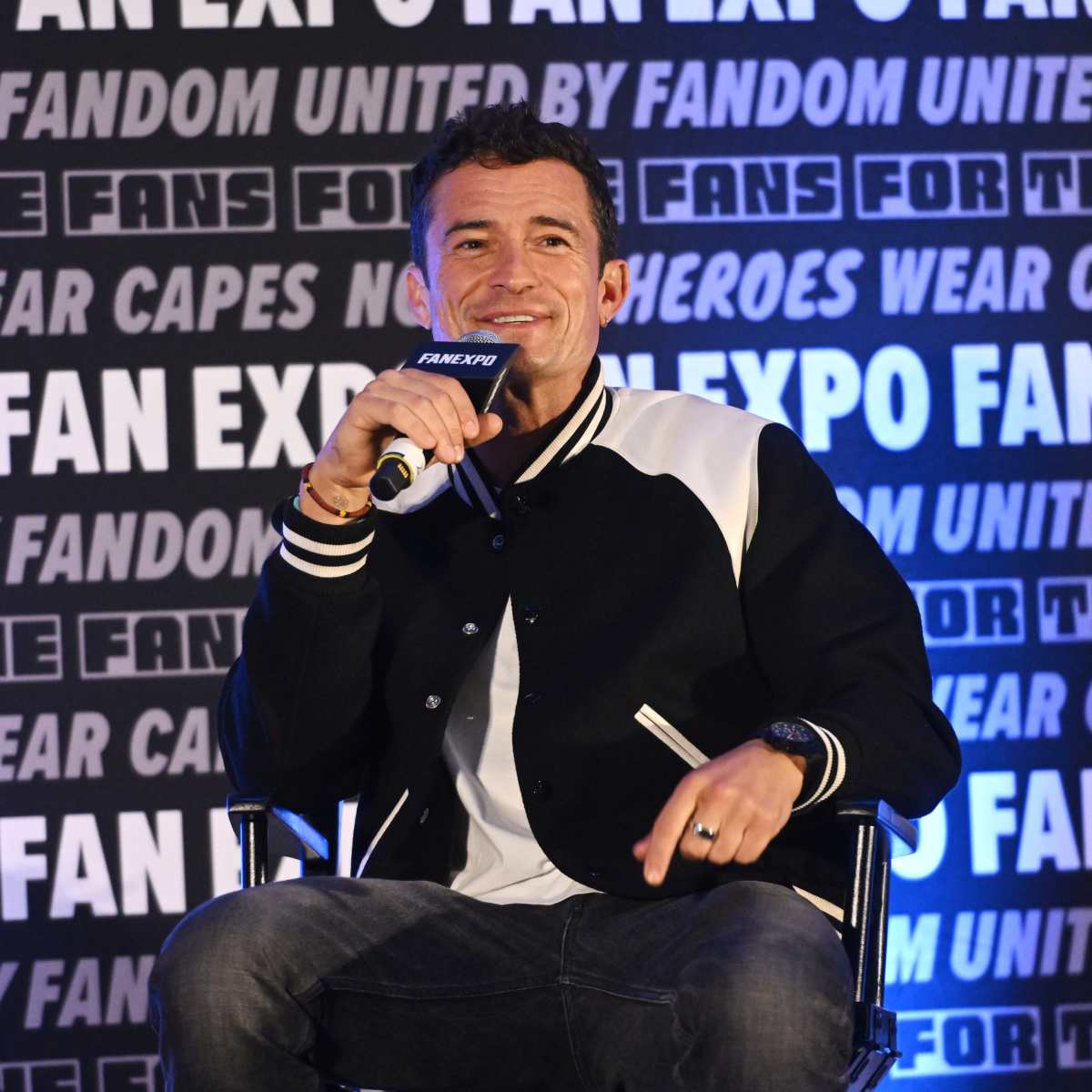 Orlando Bloom speaking at Fan Expo Chicago